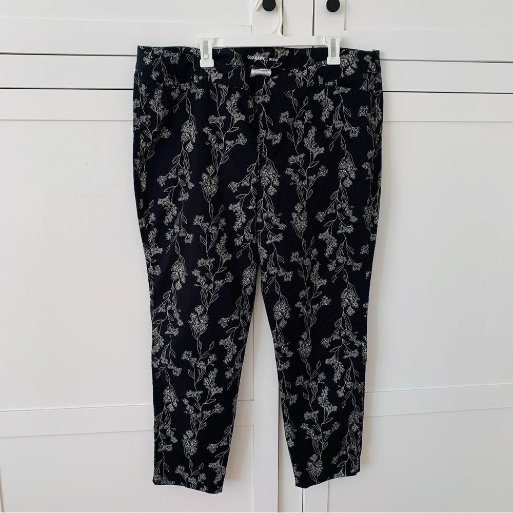 Old Navy Black Floral Printed Pixie Pants Size 18